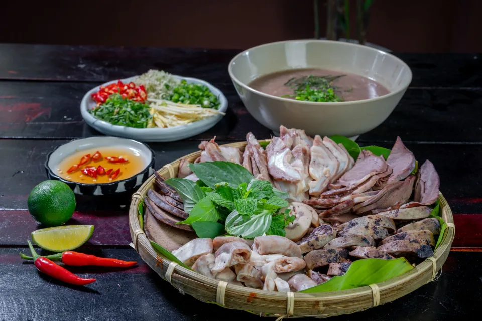 Khu bếp và quầy phục vụ tại Vân Bánh Canh Cá Lóc