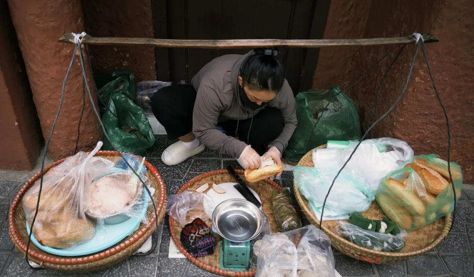 Khu bếp mở của quán