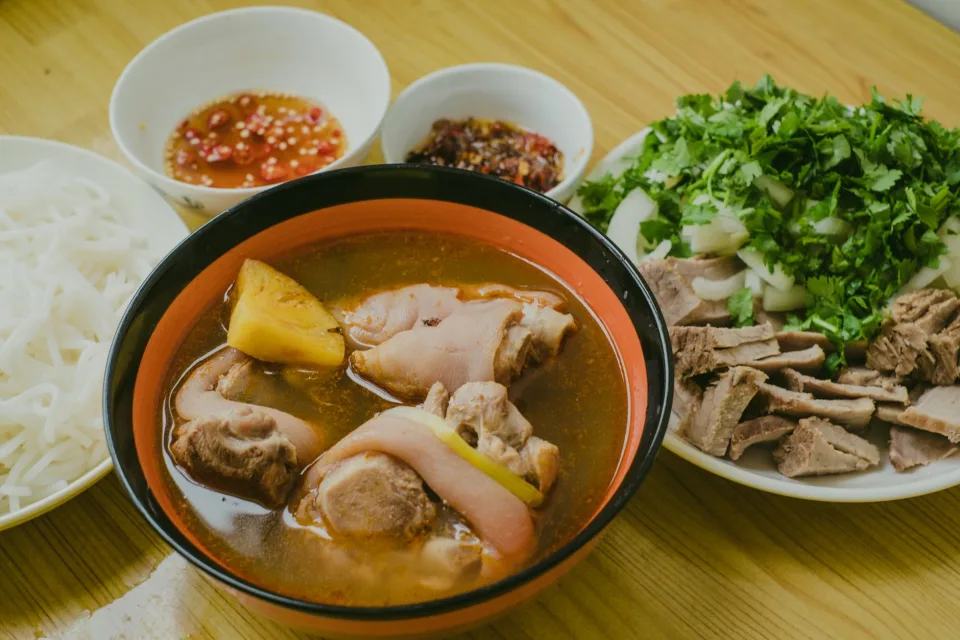 Tô bún nóng vừa bưng ra